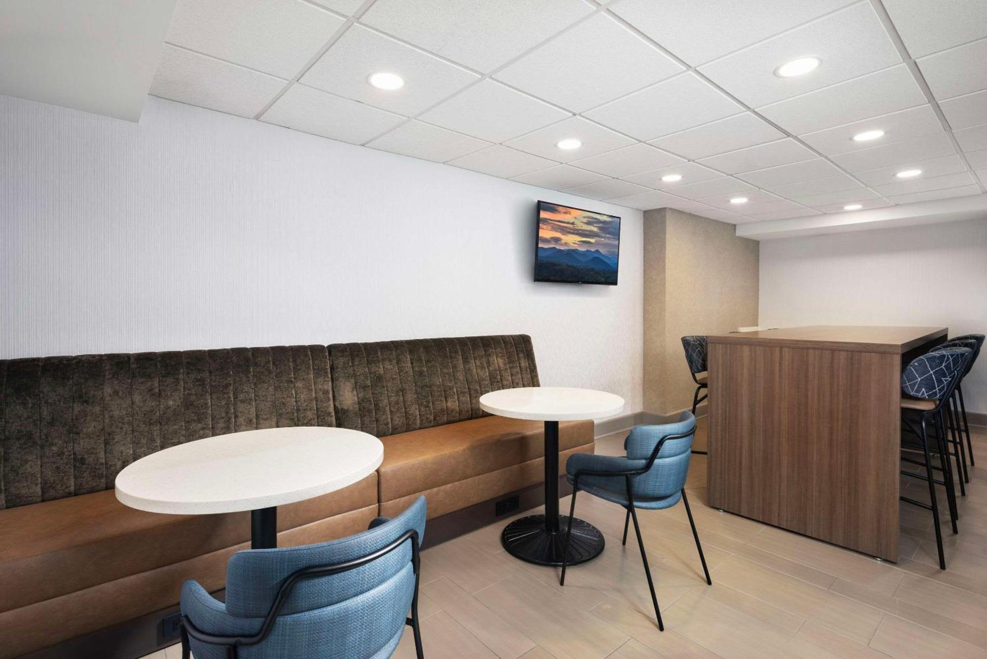 Country Inn & Suites By Radisson Asheville Downtown Tunnel Road 外观 照片